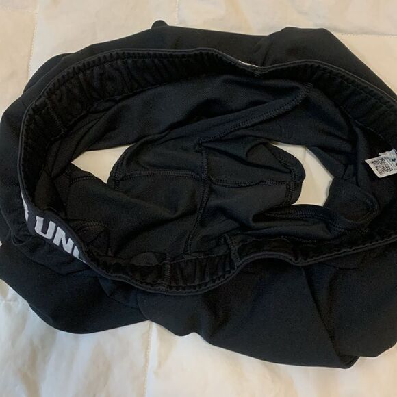 UNDERARMOUR, running shorts, small, with pockets - Picture 5 of 11